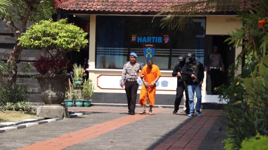 podiumnews.com-Polresta Denpasar Terus Usut Kurir Narkoba Pembawa Senpi